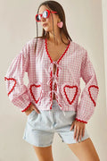 Gingham Bluse – Herz-Taschen & Bindedetail