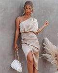 YUMI | Luxe Satijnen Damesjurk met Geplooide Rok en One-Shoulder Detail