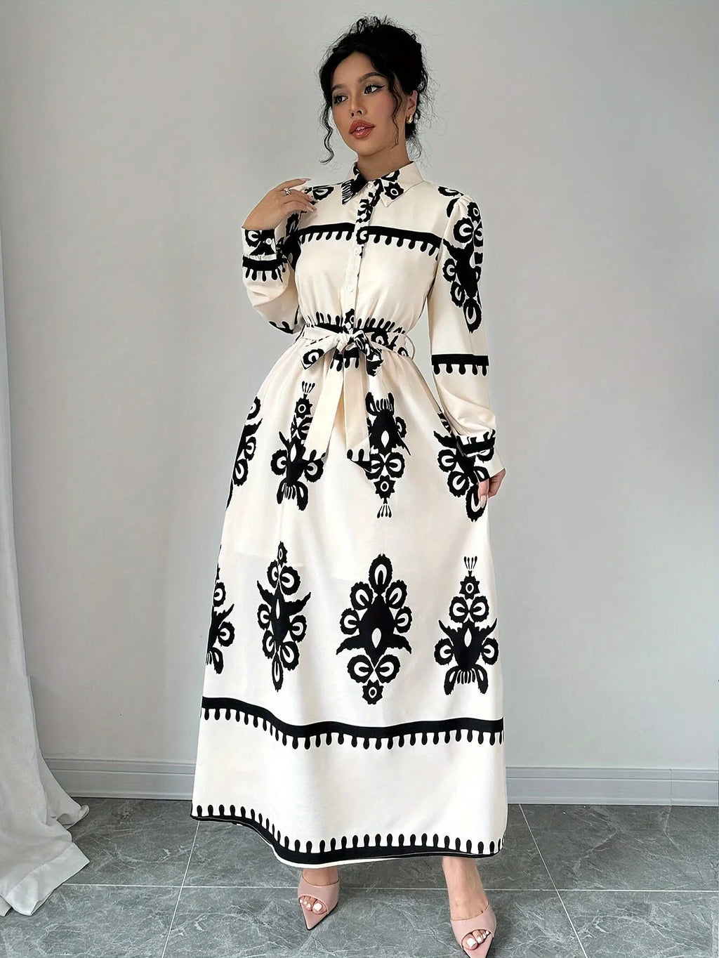 Gemustertes Langarm-Kleid mit Bindegürtel