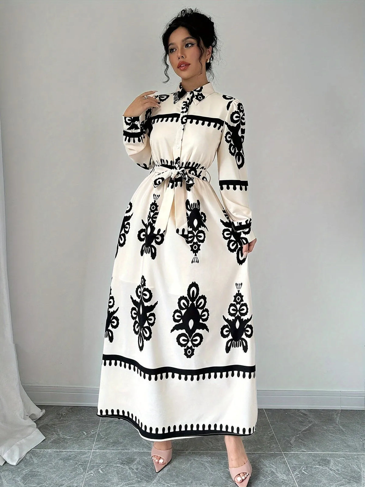 Gemustertes Langarm-Kleid mit Bindegürtel