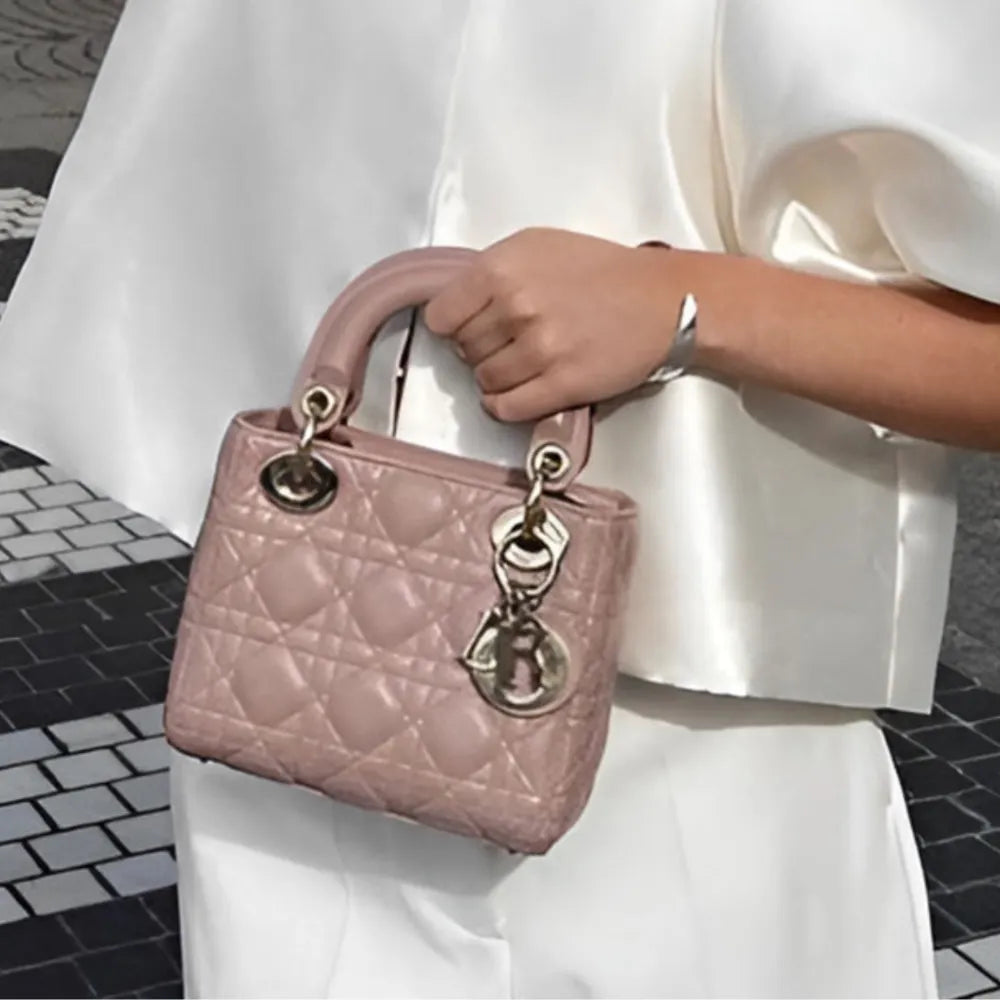 Elegante Quilted Handtasche mit Charm-Detail