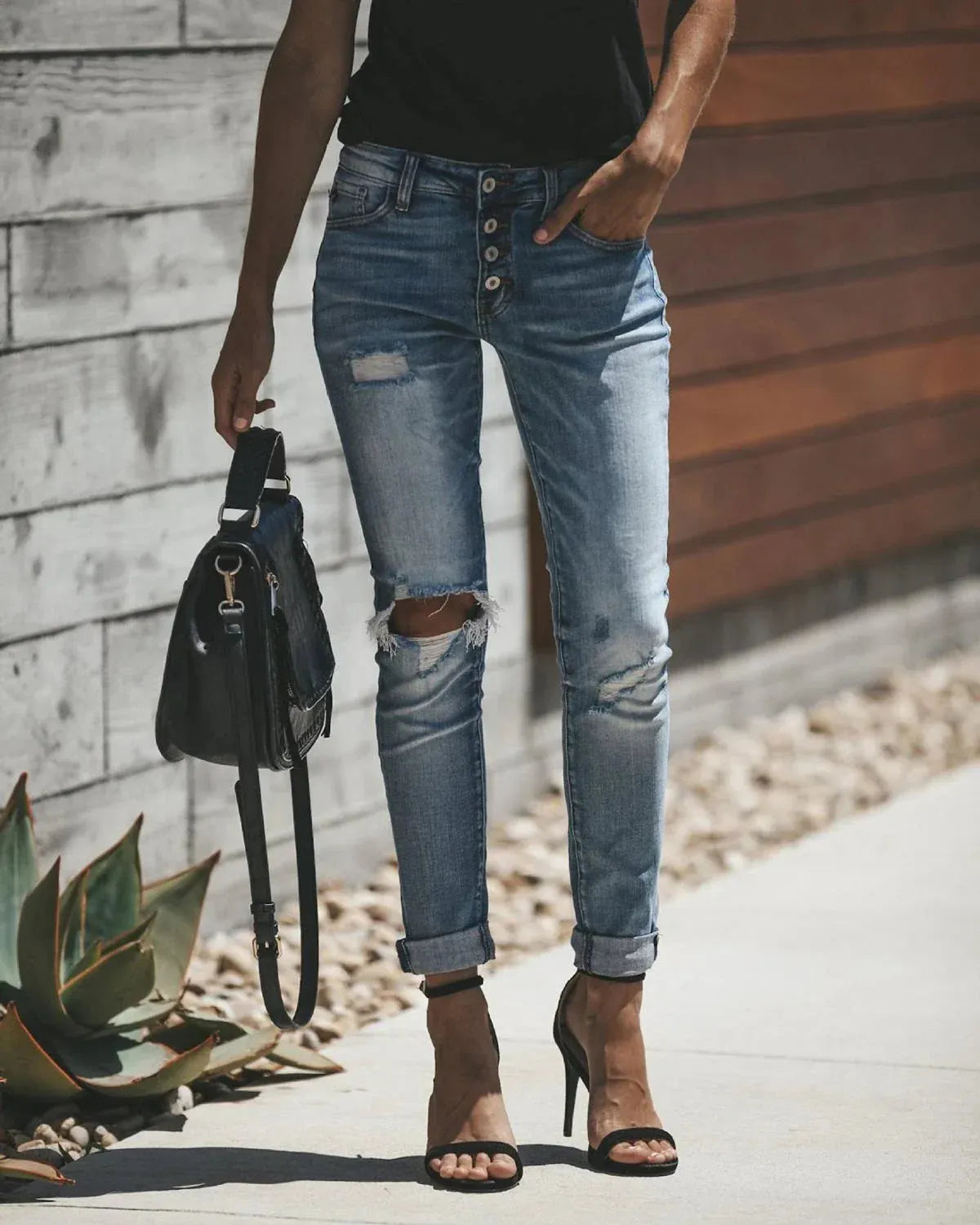 - Hellblaue zerrissene Jeans