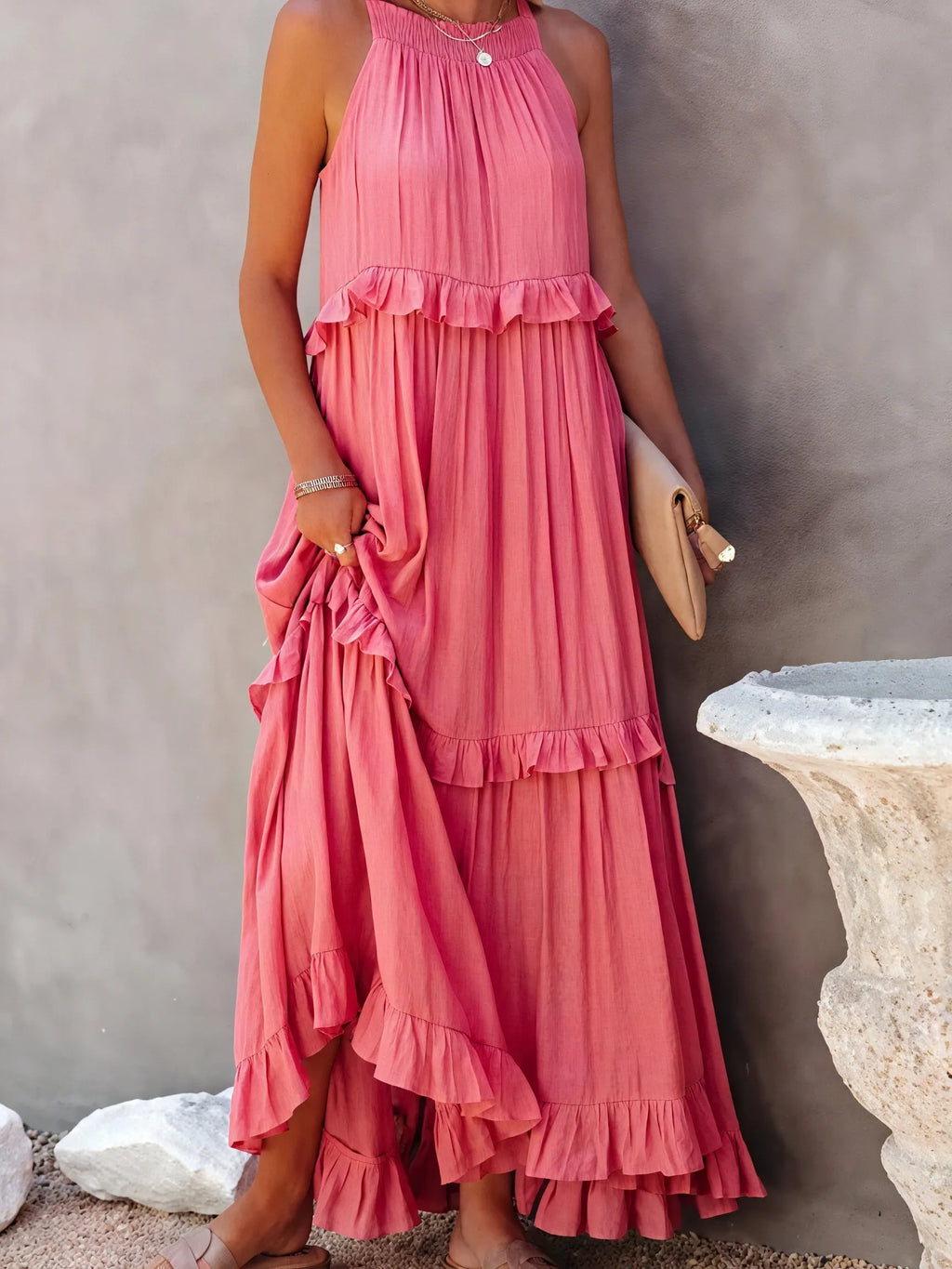 Fließendes Halter-Maxikleid mit zarten Rüschen