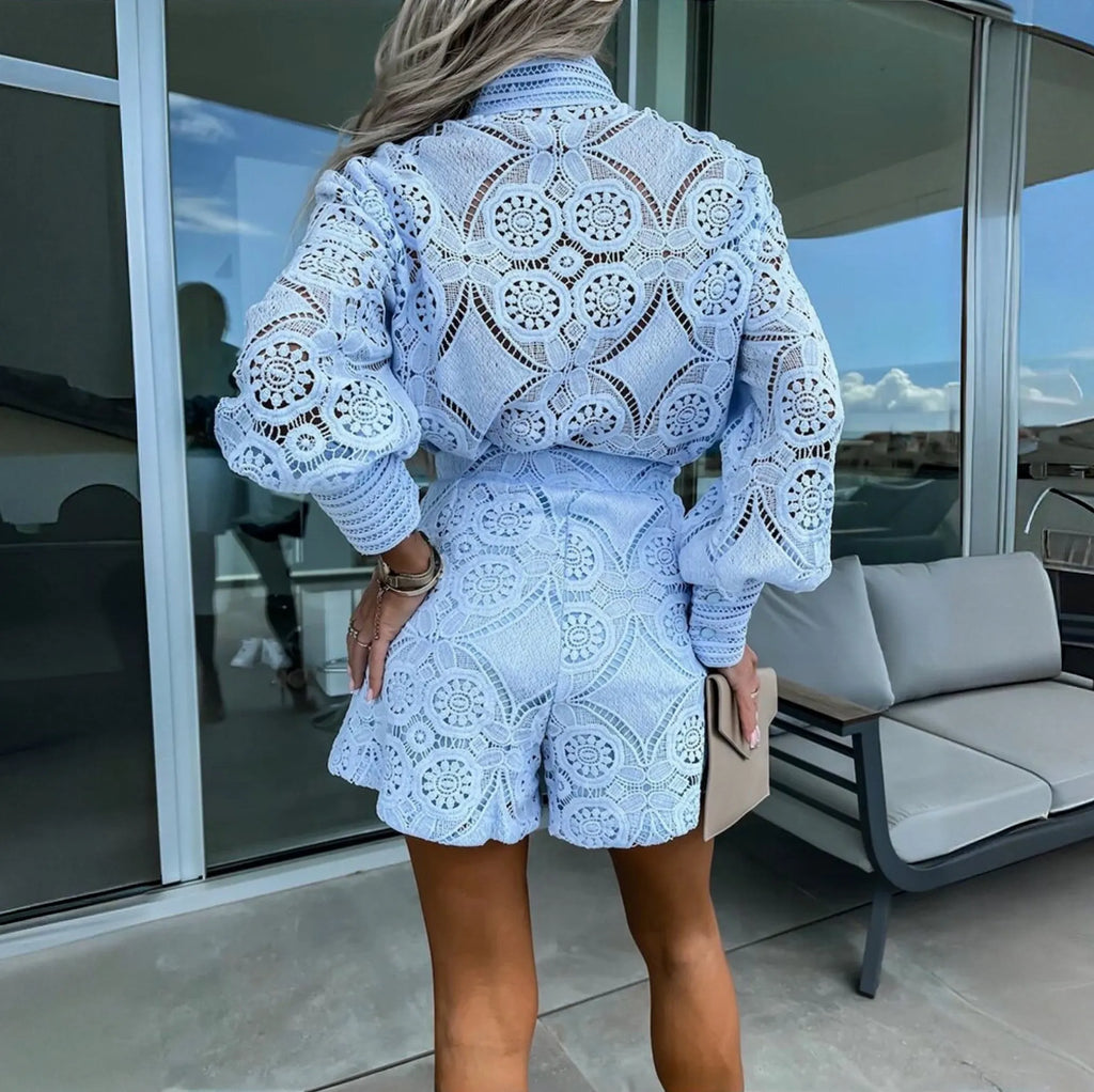 Spitzenkleid mit Knopfleiste – Langarm & Shorts-Silhouette