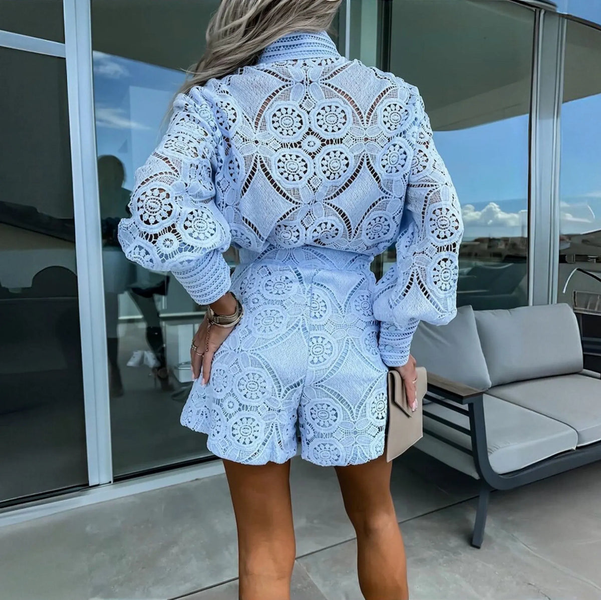Spitzenkleid mit Knopfleiste – Langarm & Shorts-Silhouette