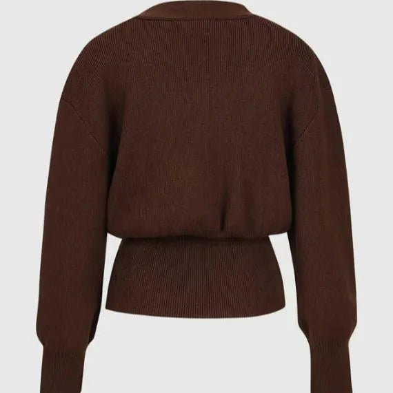 ROMANE | Gebreid Damesvest Met Goudkleurige Knoop – Gestructureerd, Elegant & Verfijnd Voor Herfst & Winter