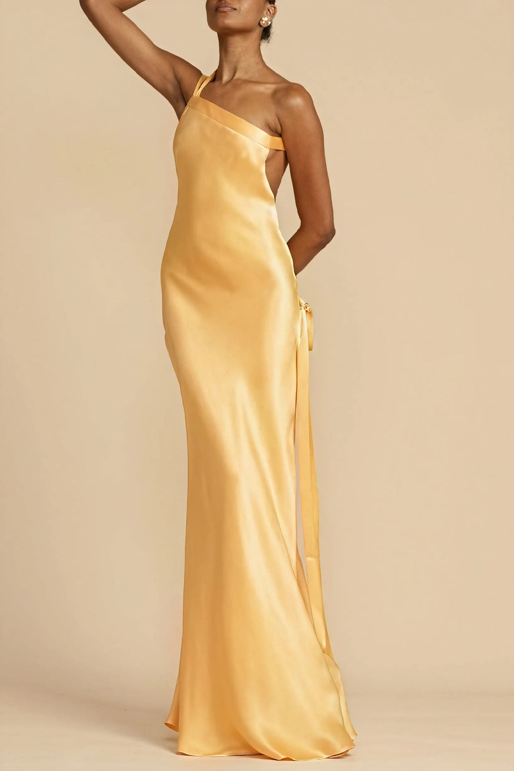 Fließendes Abendkleid mit asymmetrischem Schnitt