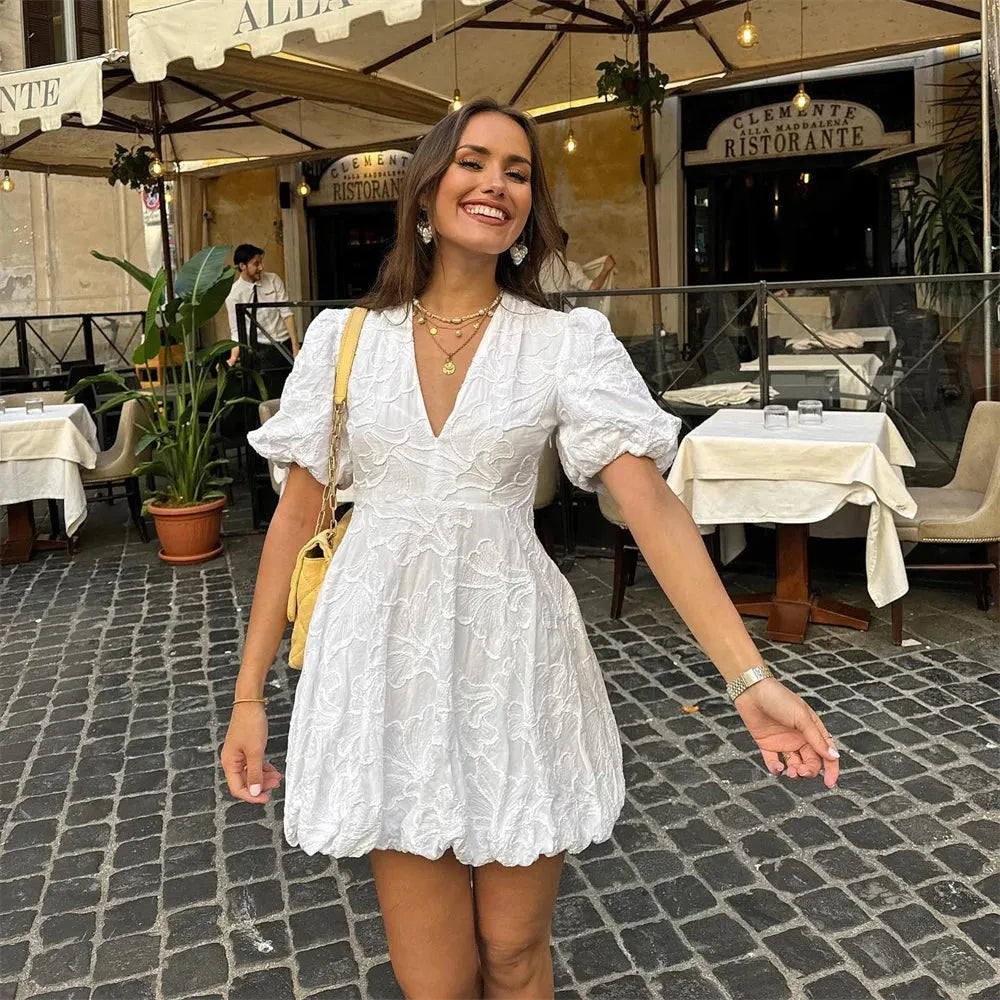 Weißes Kleid – Besticktes Design mit V-Ausschnitt