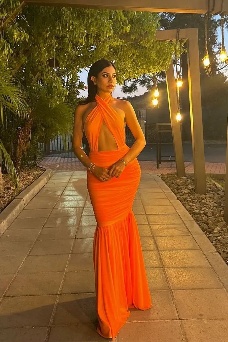 FlieÃŸendes Kleid mit Halterkragen