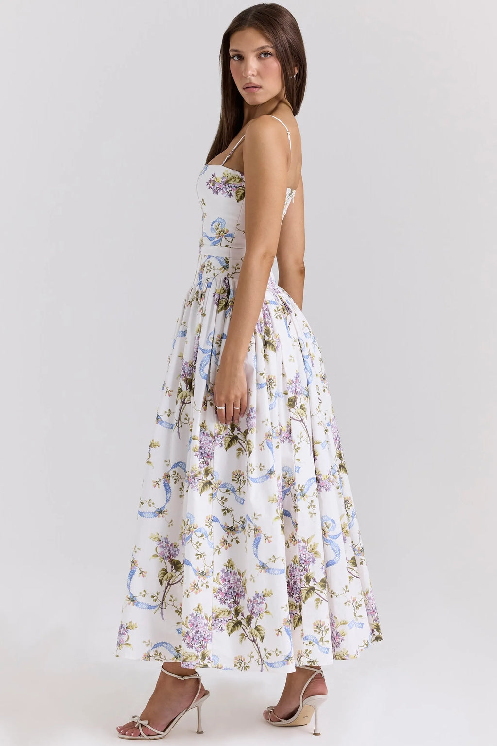 Romantisches Kleid mit floralem Muster und fließendem Rock