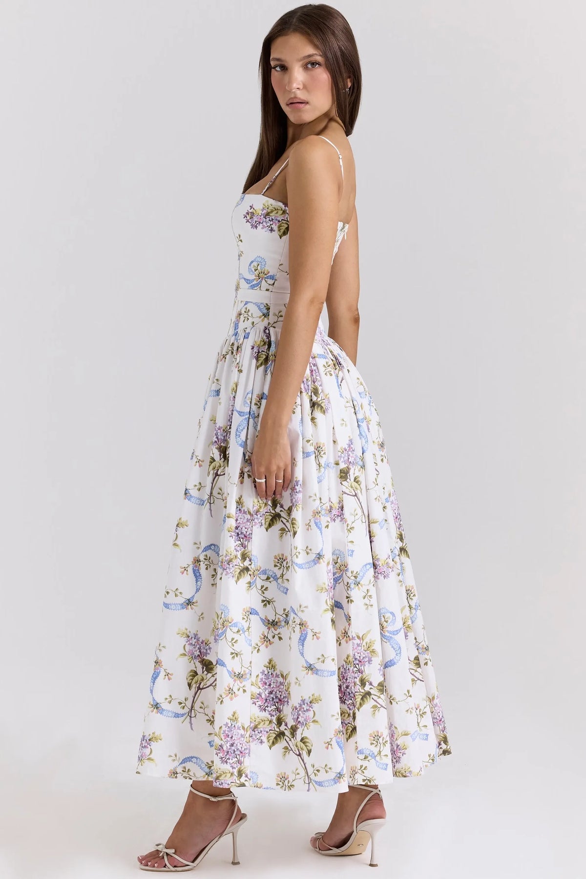 Romantisches Kleid mit floralem Muster und fließendem Rock