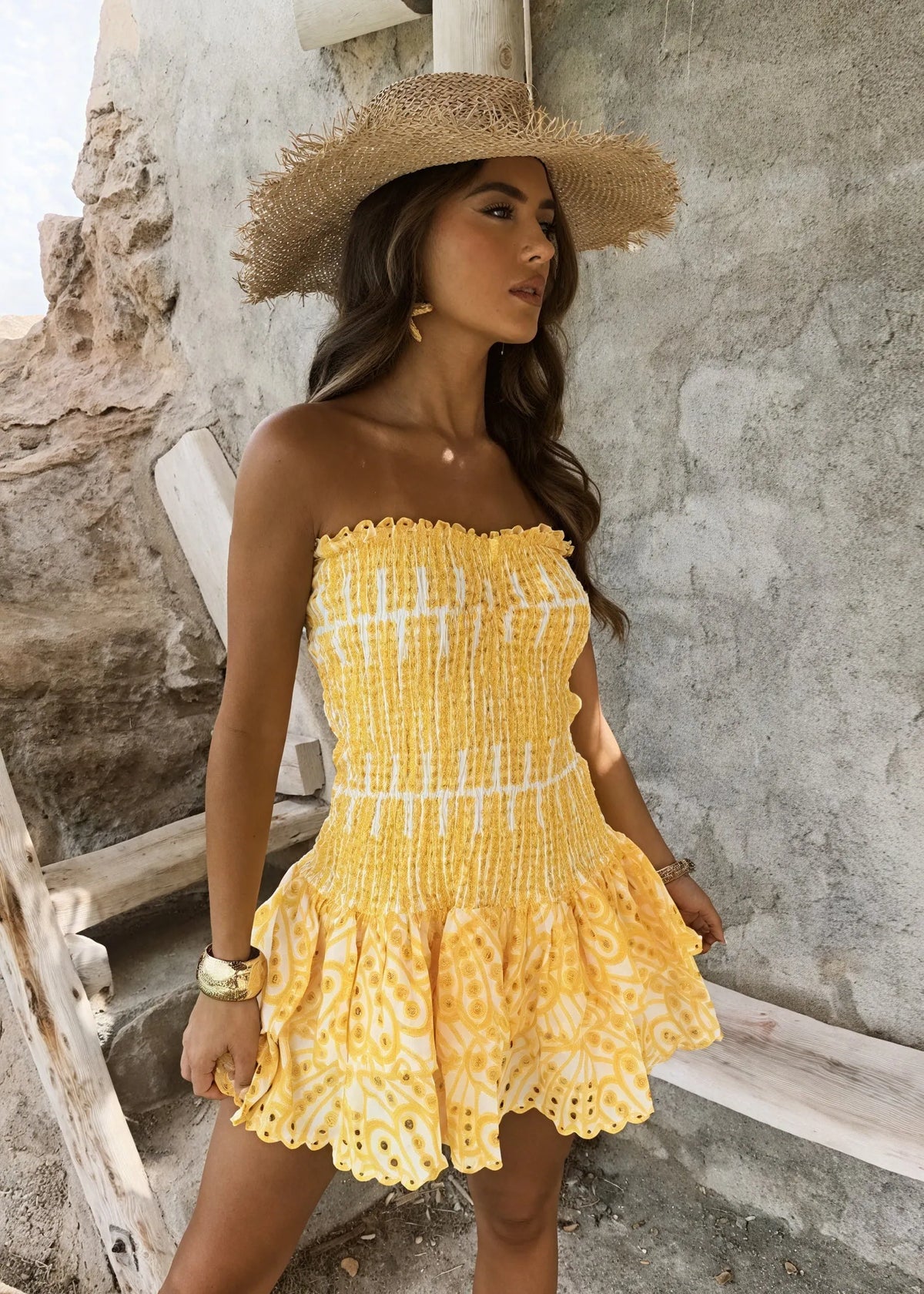 Gelb-weißes Trägerloses Minikleid – Rüschen Smock