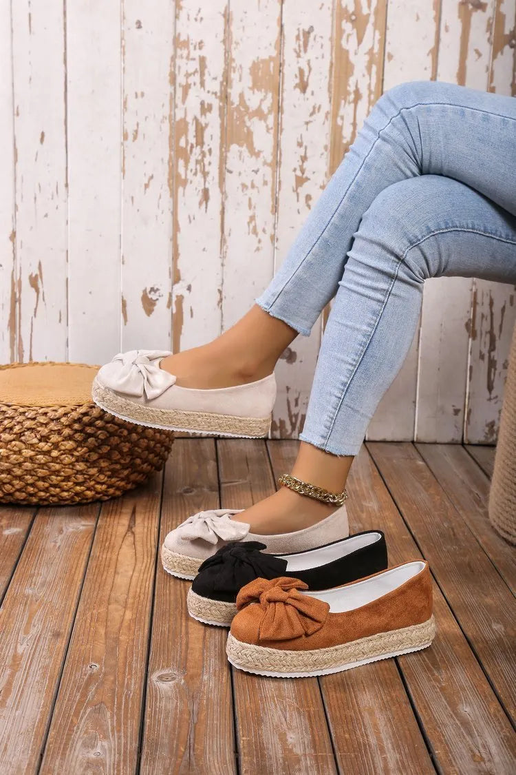 Platform shoes with a bow