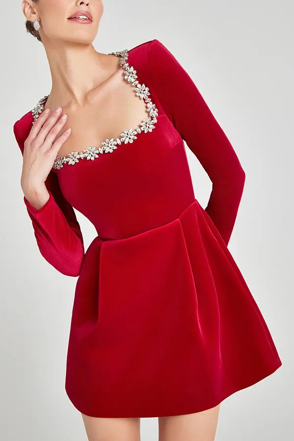 Elegantes Kleid mit Schmuckdetails