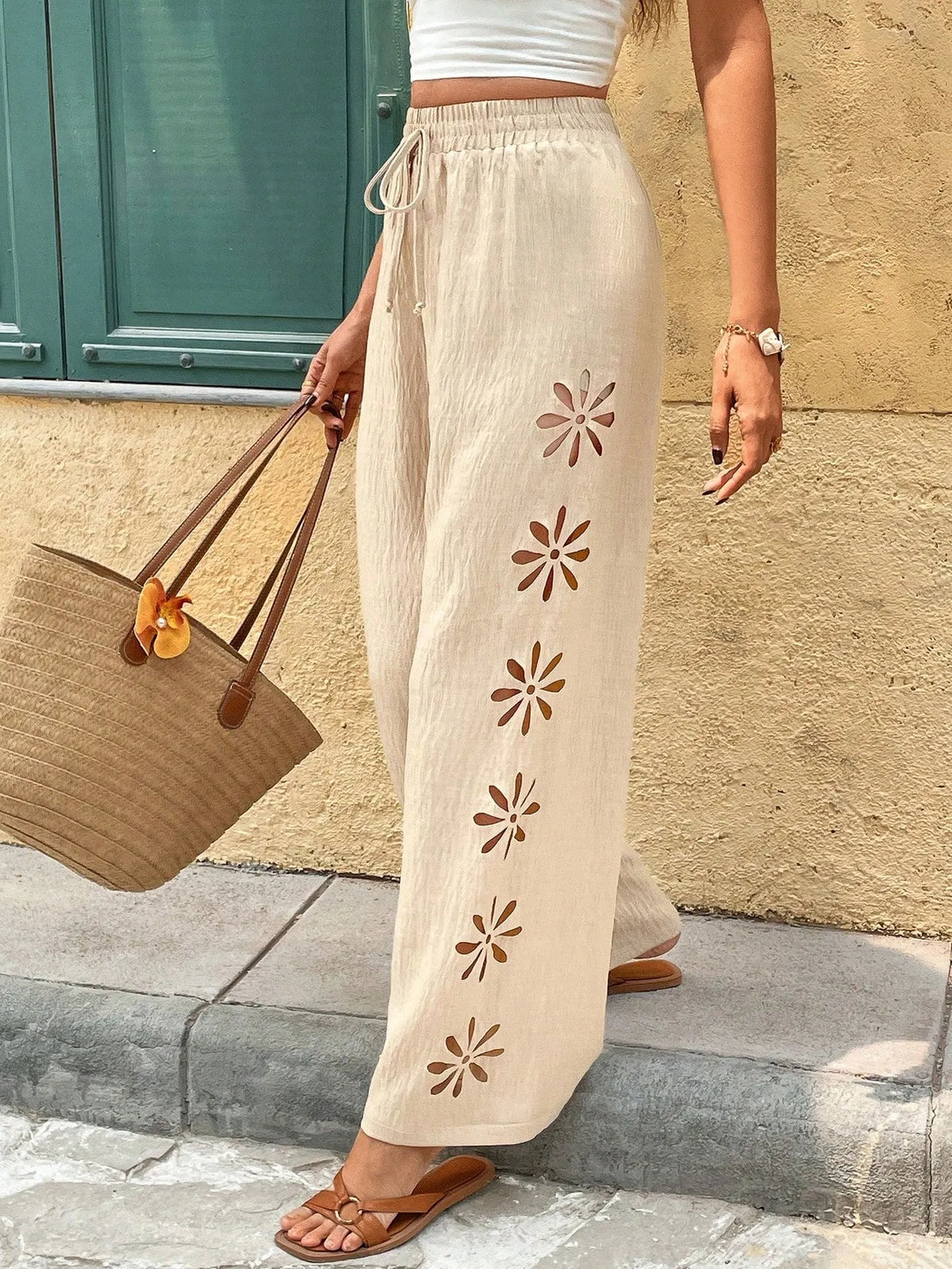 Pantalon d'Ã©tÃ© Ã  cordon nouÃ© et dÃ©coupes florales latÃ©rales