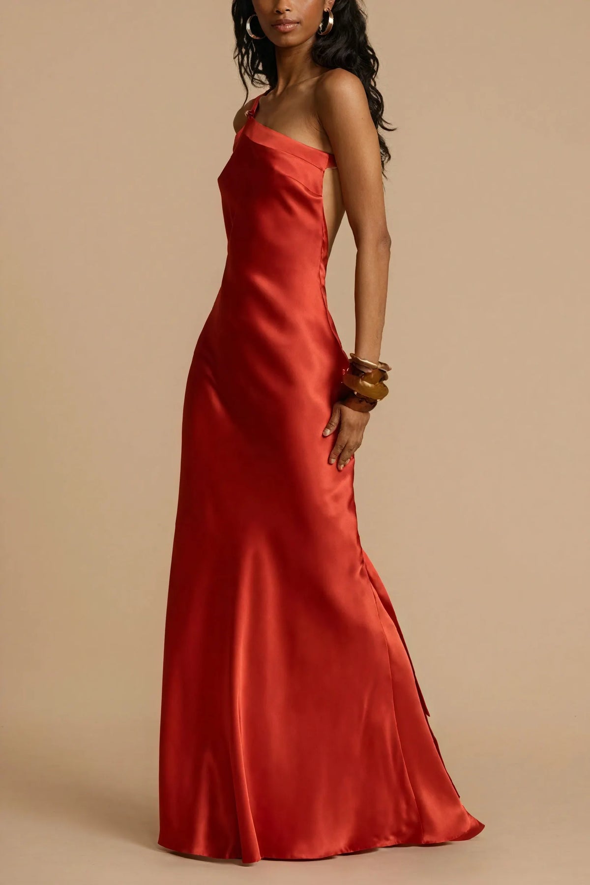 Fließendes Abendkleid mit asymmetrischem Schnitt