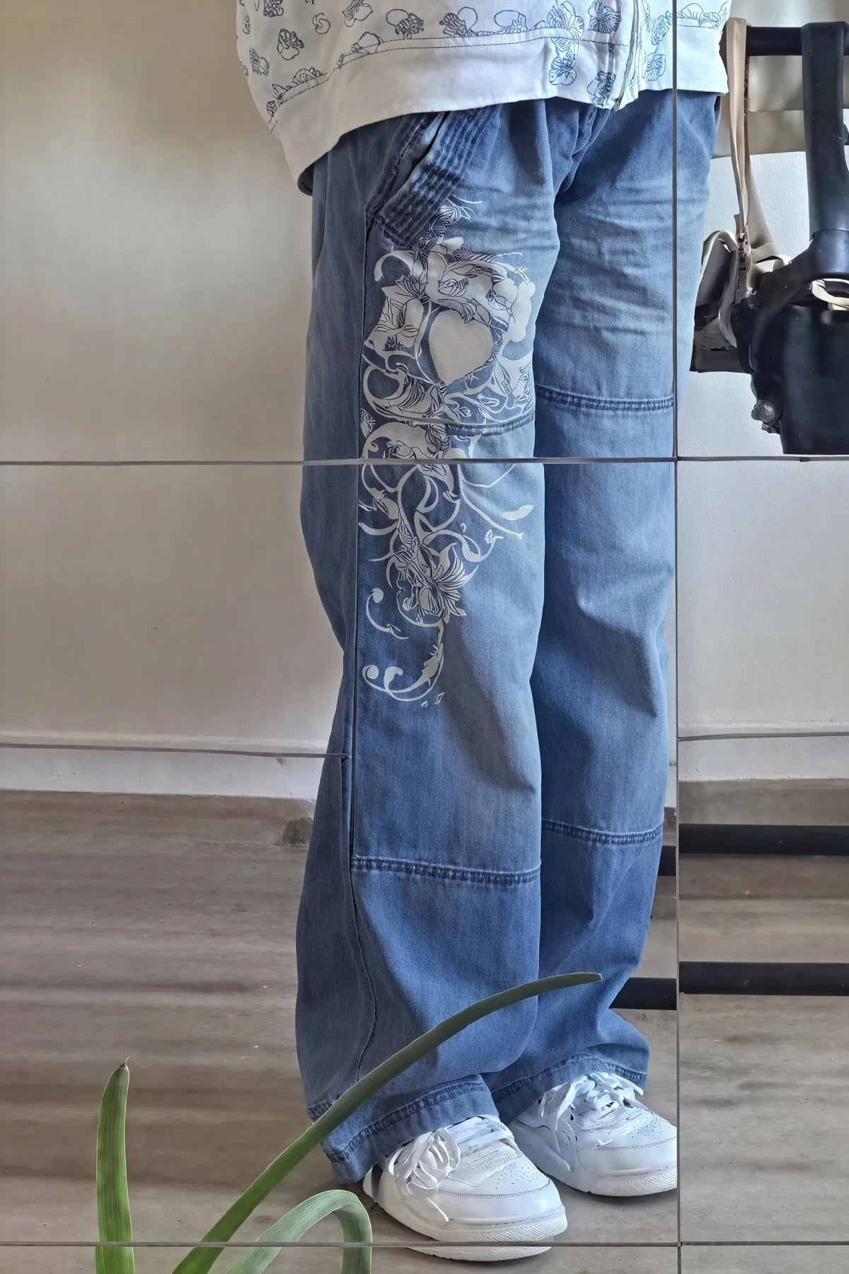 Baggy Jeans mit floralem Detail