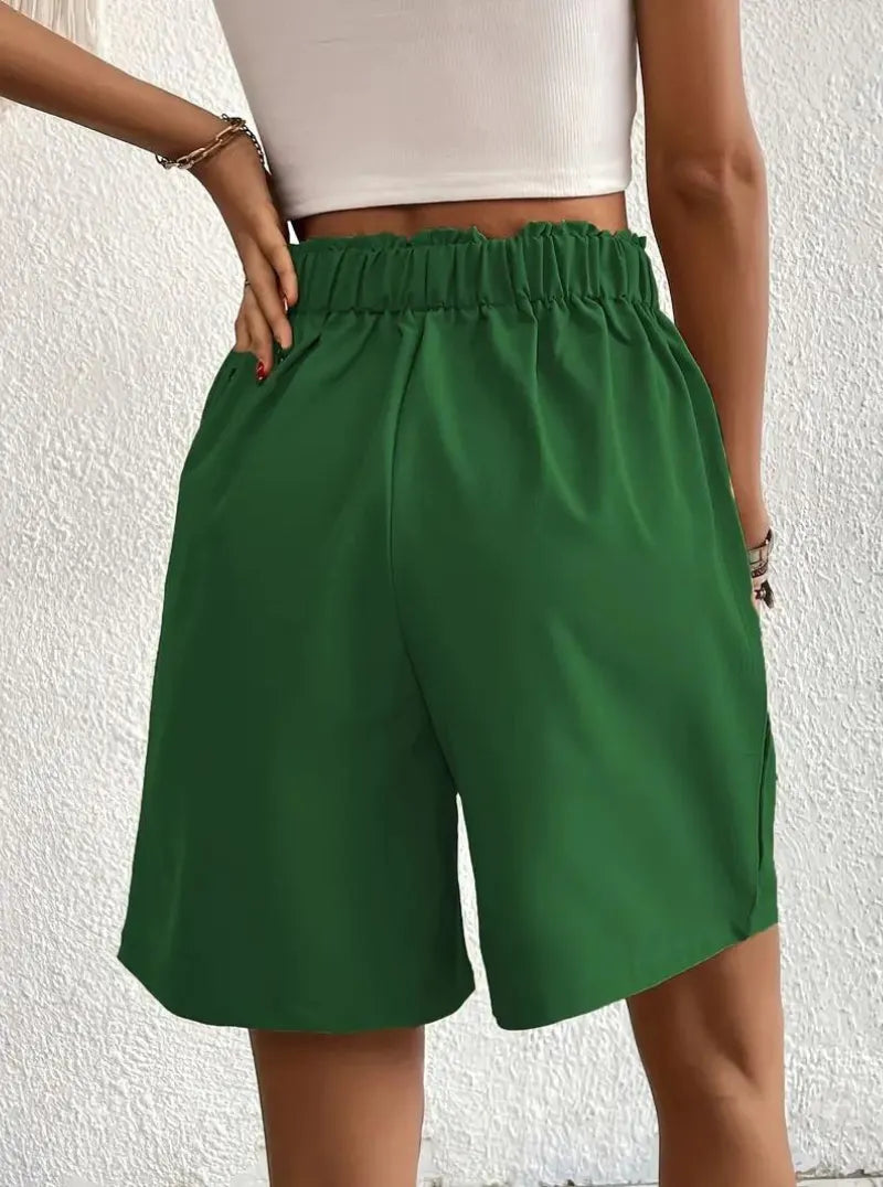 High-Waist Shorts – Bundfalten & Taschen