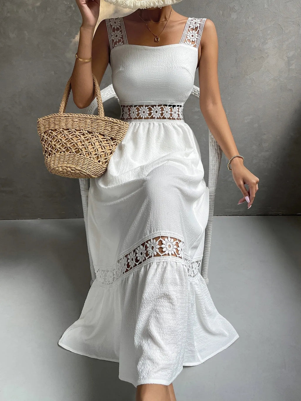 Vestido Branco Longo Aline com Detalhes em Renda