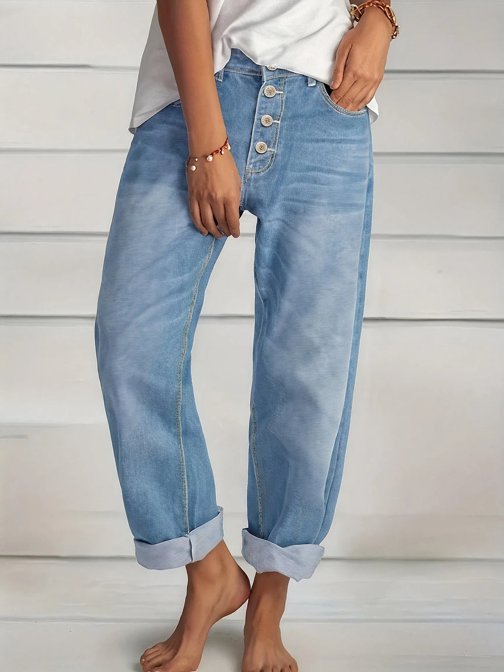 Loose Fit Jeans – Hellblau mit Knopfleiste & Umschlag