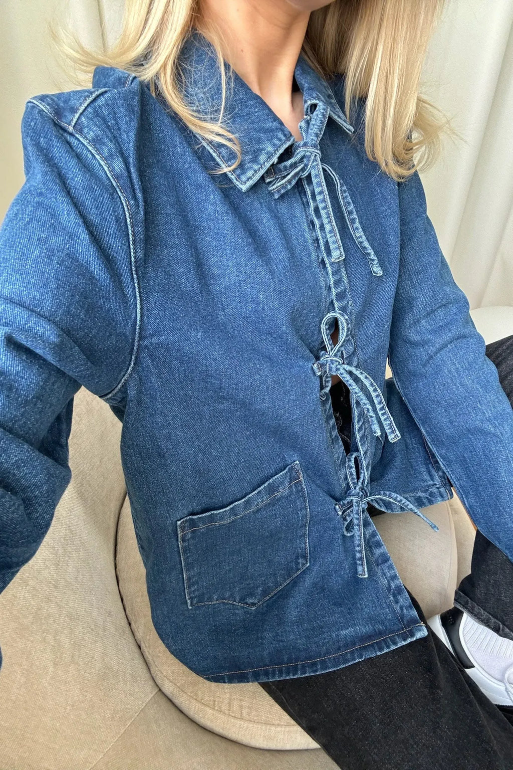 LUCY | Dames Denim Jack met Strikdetail en Zakken
