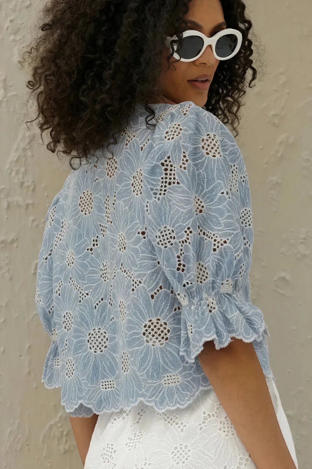 Blaues Blumen-Cut-Out Set – Top & Shorts