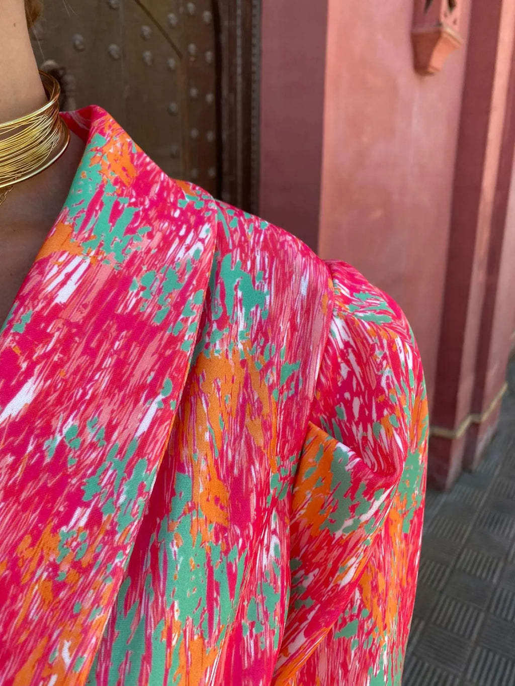 Abstrakter Print Romper mit Wickeldesign