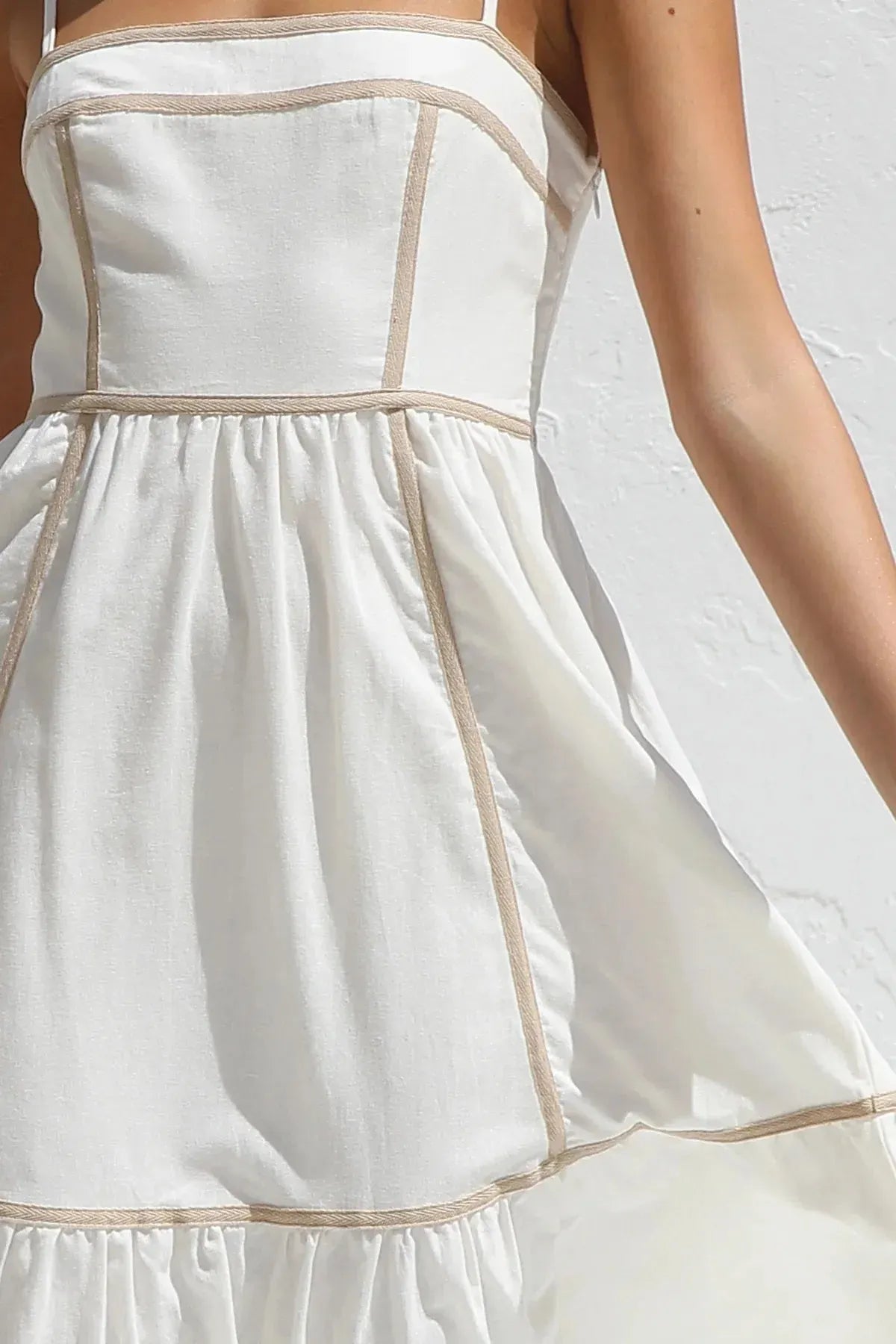 YVIE | Mouwloze Midi Jurk Met Contrastbiezen En Zwierige Rok – Licht, Elegant, Zomers