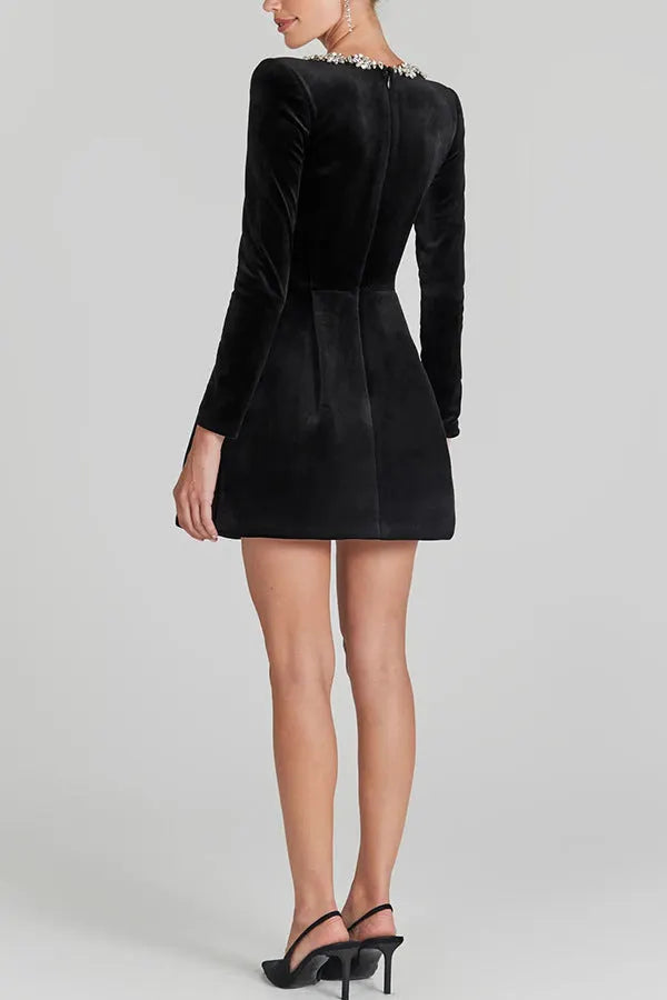 Elegantes Kleid mit Schmuckdetails