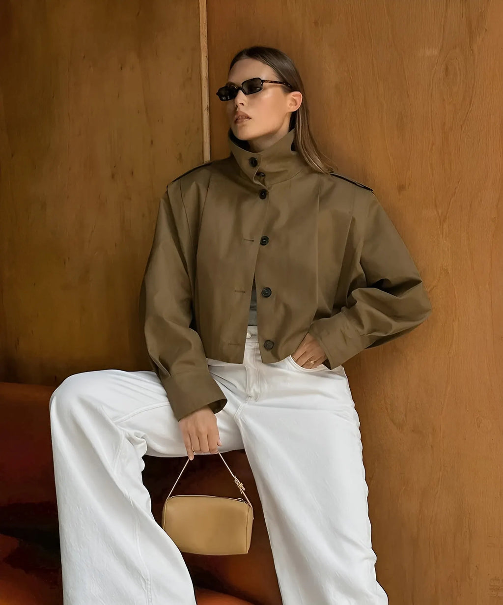 LIORA | Tussenjas Dames met Hoge Kraag en Knoopsluiting – Minimalistisch, Comfortabel & Onmisbaar voor de Herfst