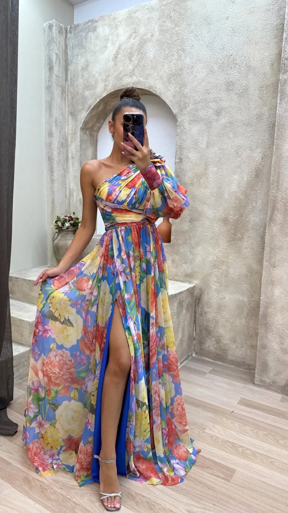 Elegantes Kleid mit floralem Print und One-Shoulder-Design