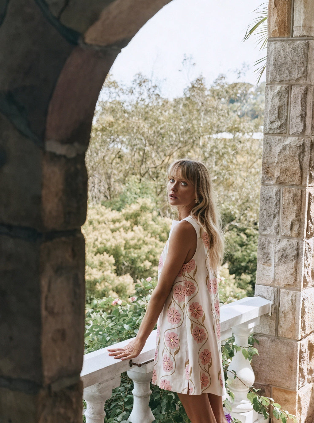 Ärmelloses Blumen Mini Kleid – Einzigartiger Print
