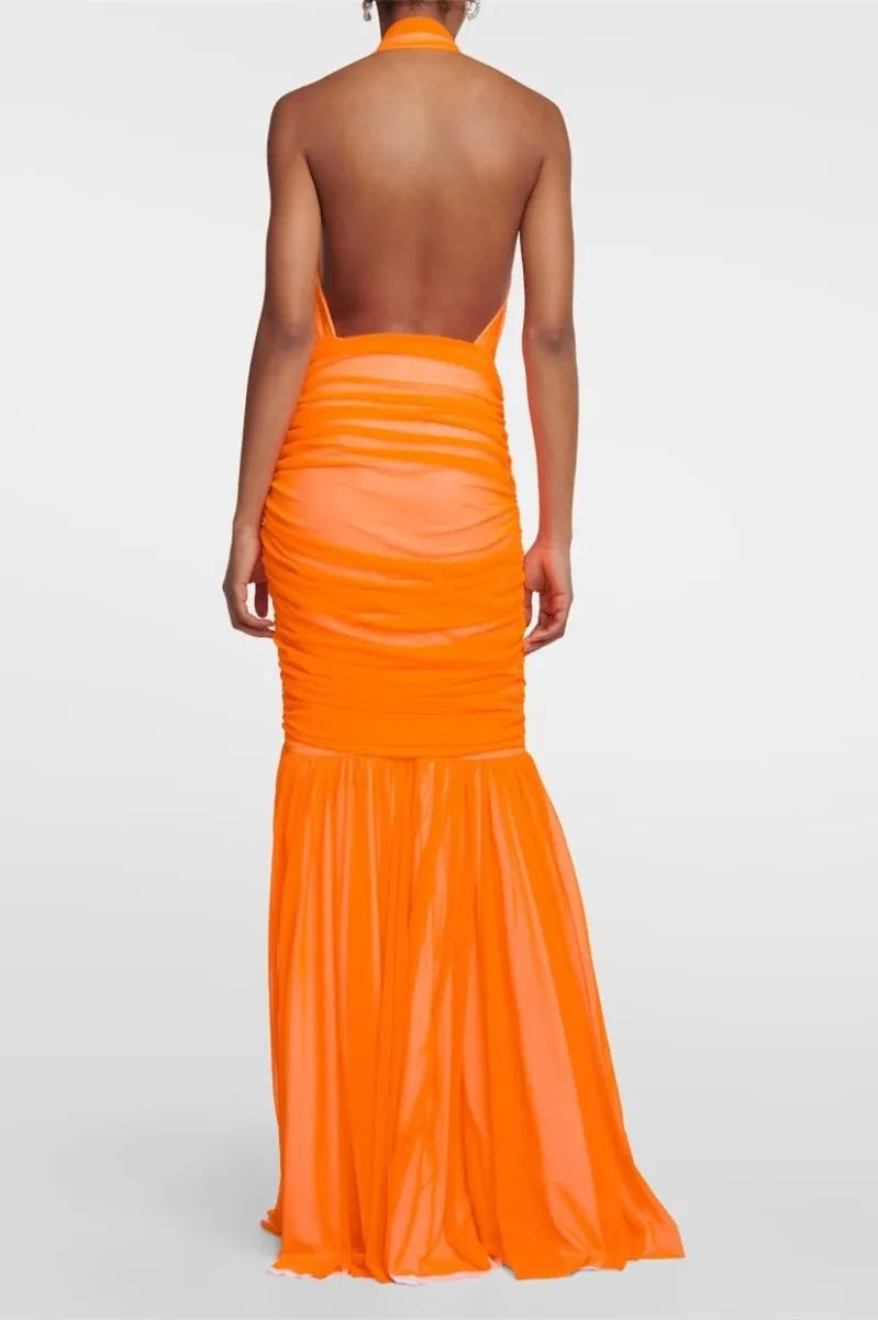 FlieÃŸendes Kleid mit Halterkragen