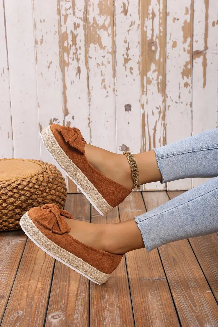 Platform shoes with a bow
