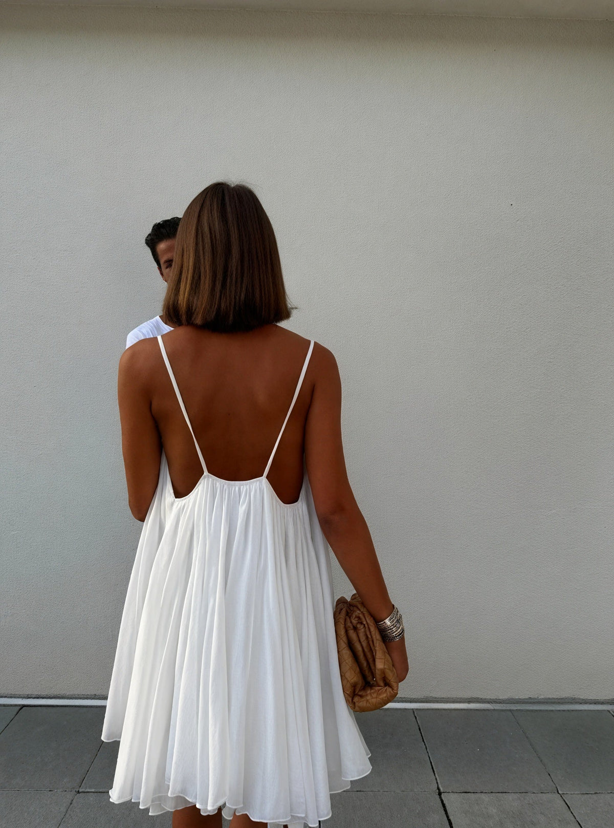 Fließendes V-Ausschnitt-Kleid mit zarten Spaghettiträgern