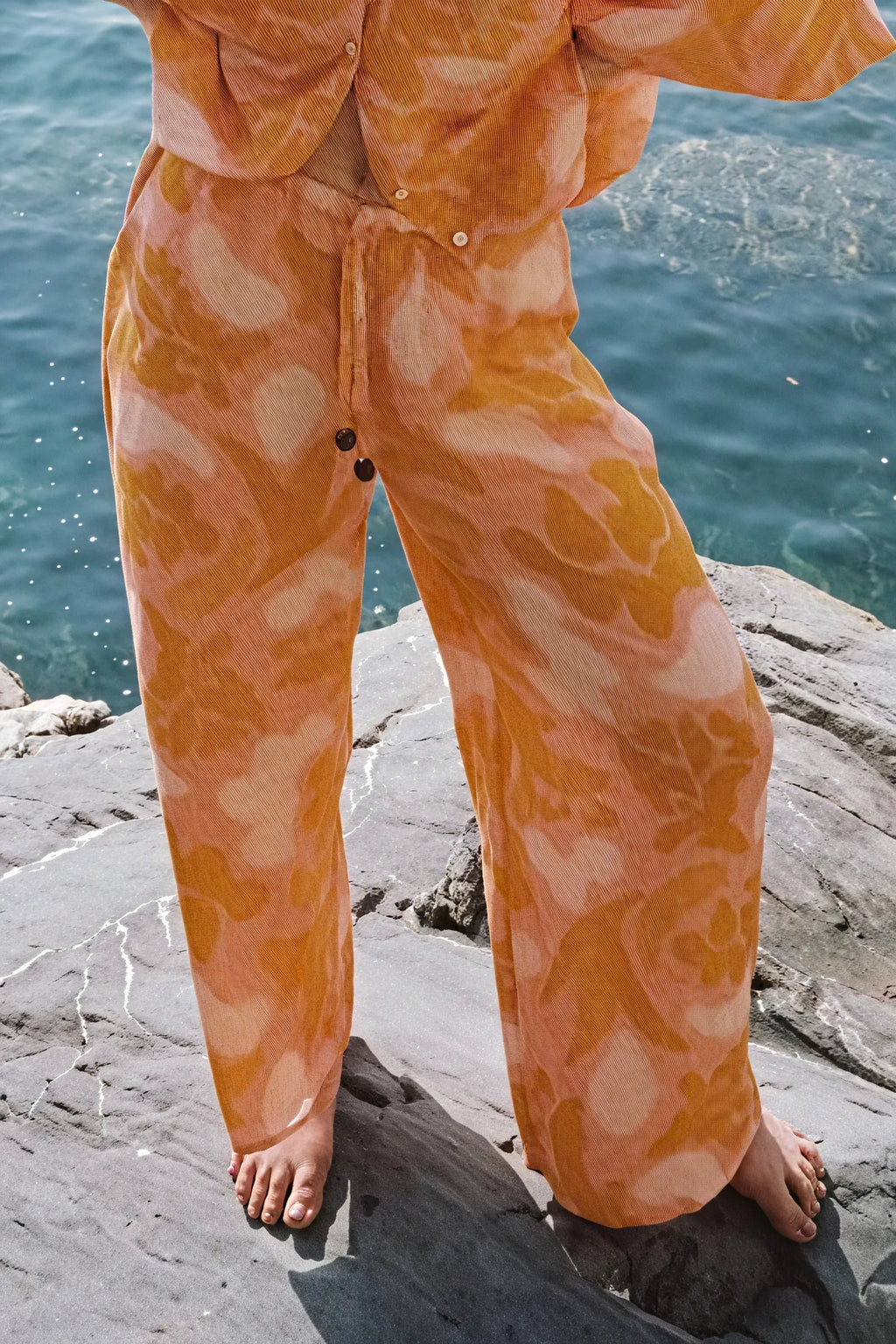 Gemusterter Pyjama mit weitem Bein
