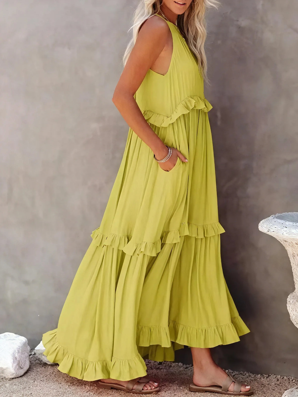 Fließendes Halter-Maxikleid mit zarten Rüschen