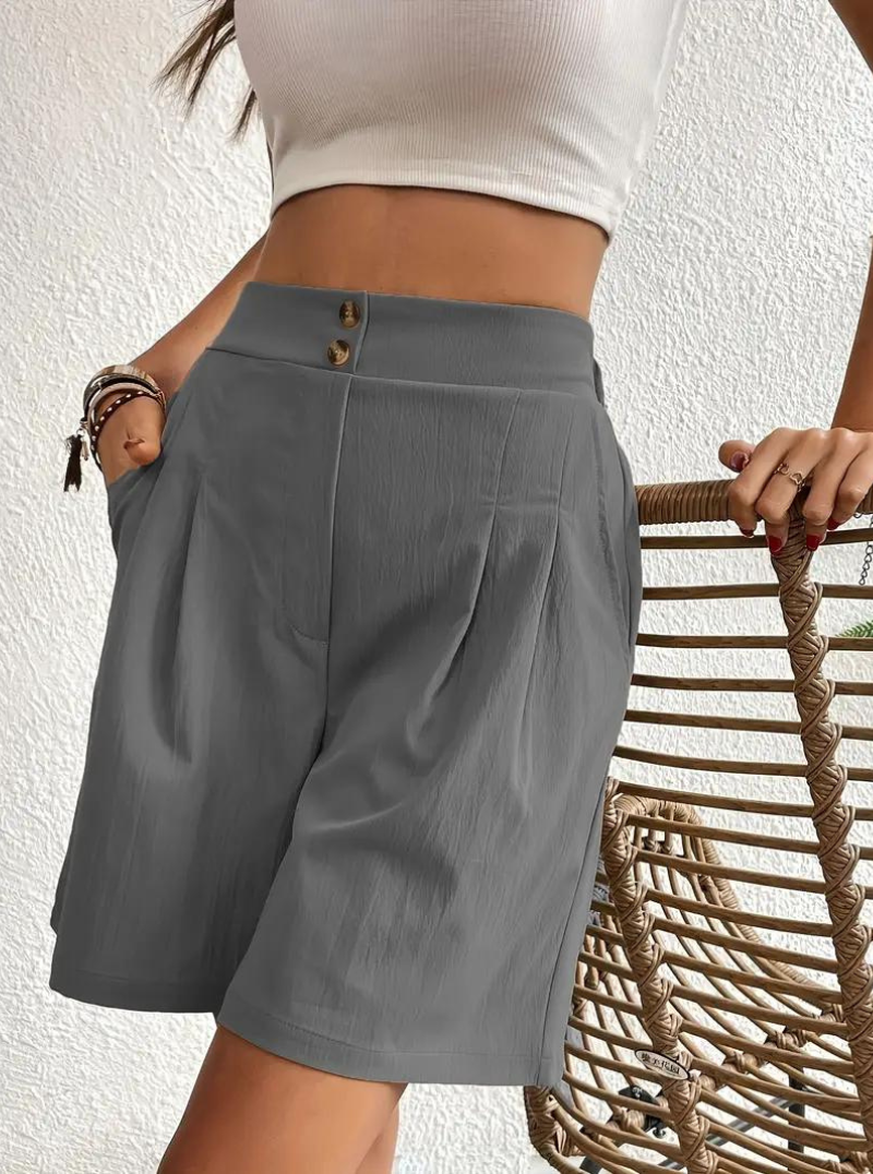 High-Waist Shorts – Bundfalten & Taschen