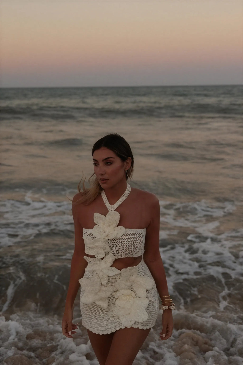Gehäkeltes zweiteiliges Kleid mit Blumen