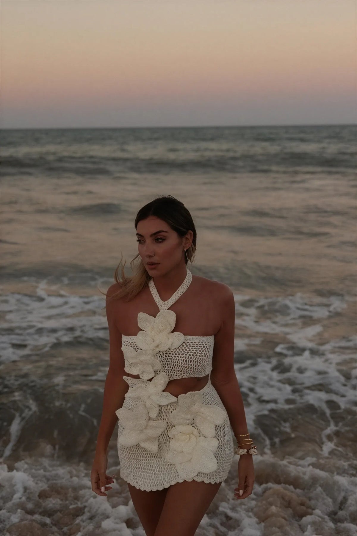 Gehäkeltes zweiteiliges Kleid mit Blumen
