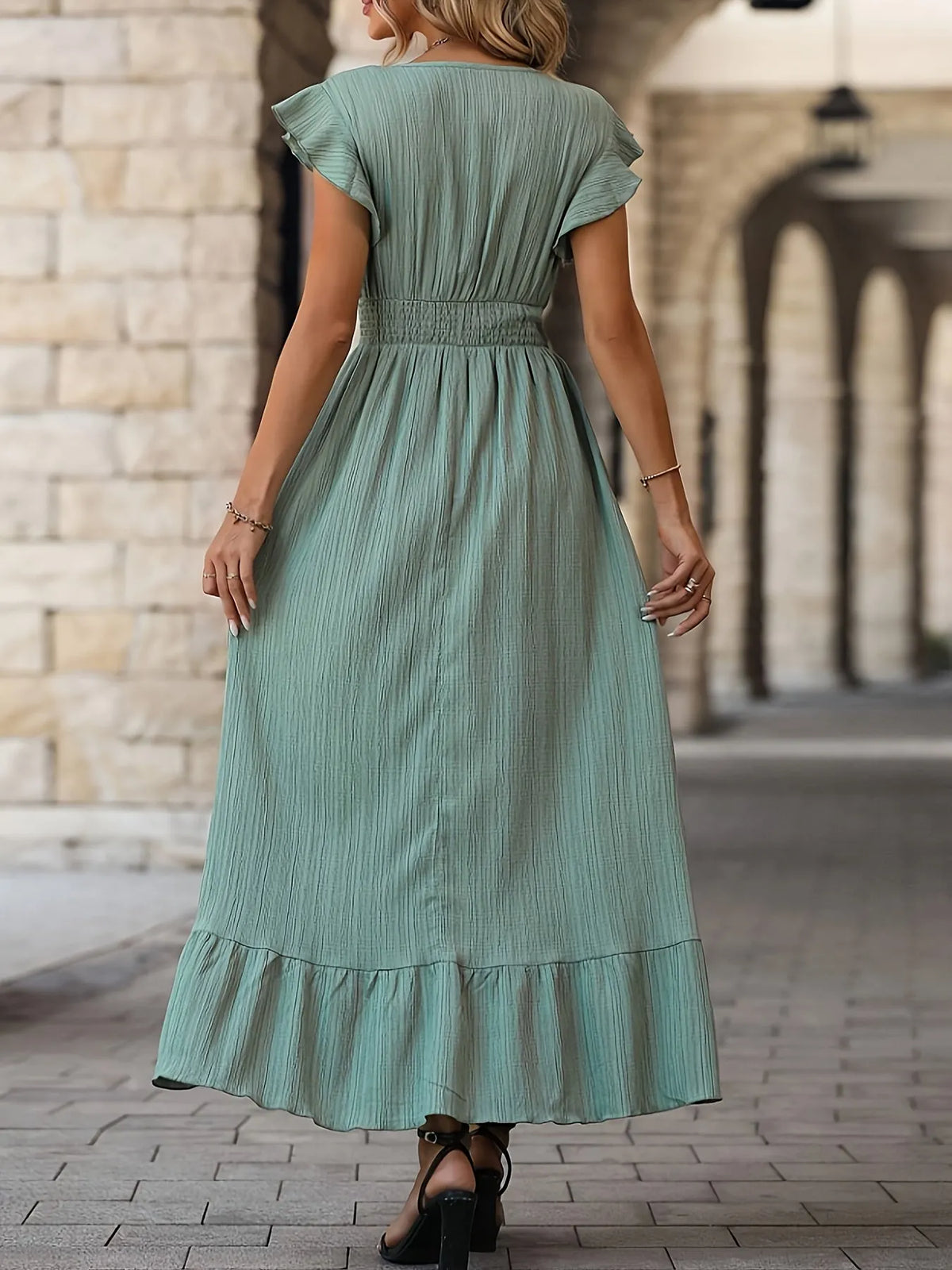 Elegantes Kleid mit V-Ausschnitt, hoher Taille und RÃ¼schenÃ¤rmeln