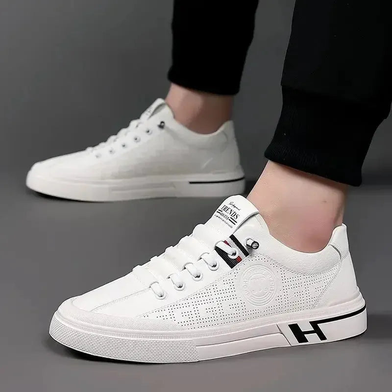 Perforierte Ledersneaker mit Logodetail