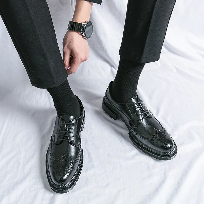Modische Herrenschuhe Mit Brogue Design Und Robuster Sohle