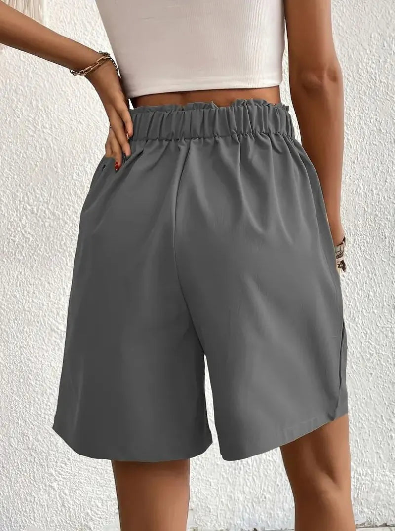 High-Waist Shorts – Bundfalten & Taschen
