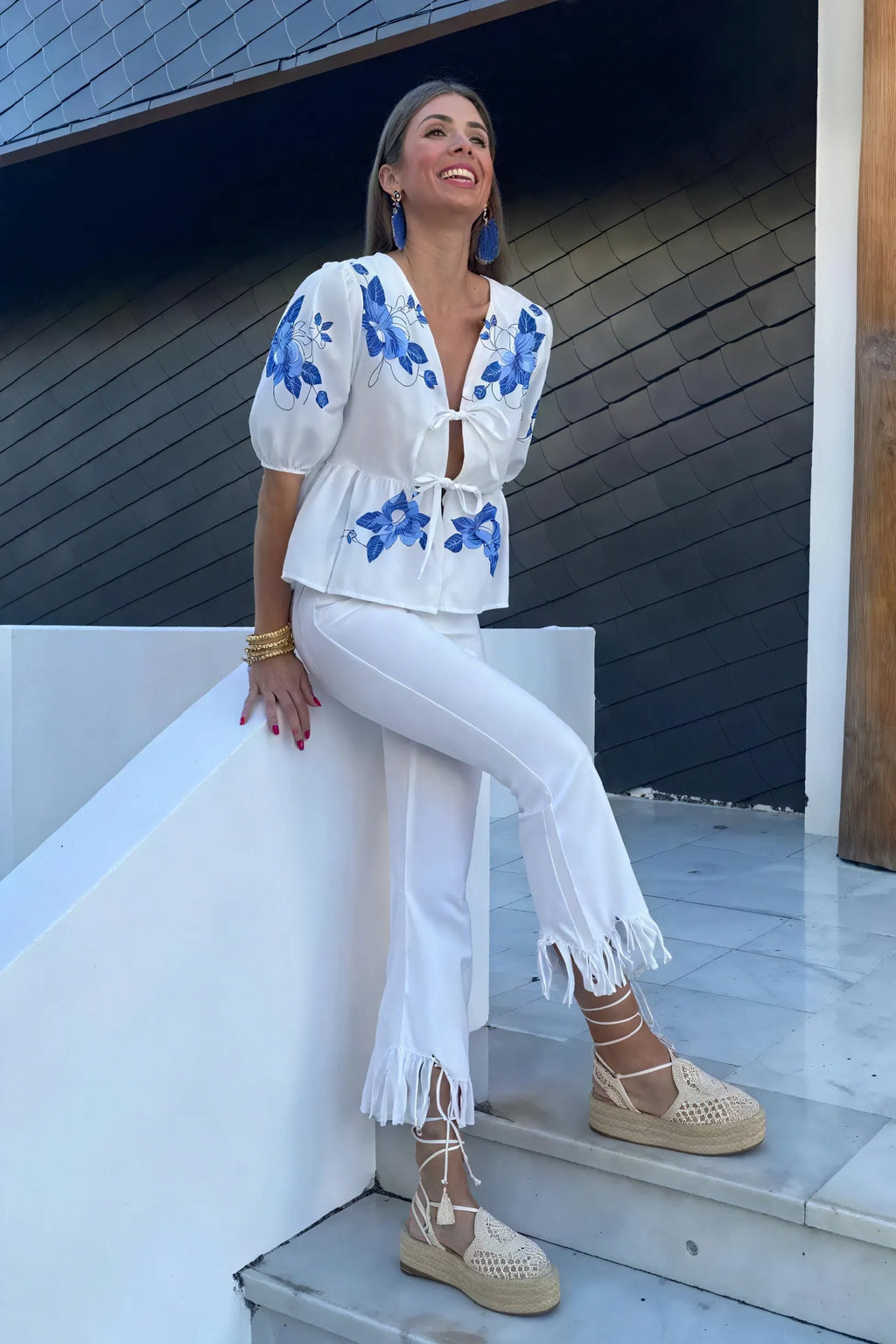 Weiße Bestickte Bluse – V-Ausschnitt & Bindeband