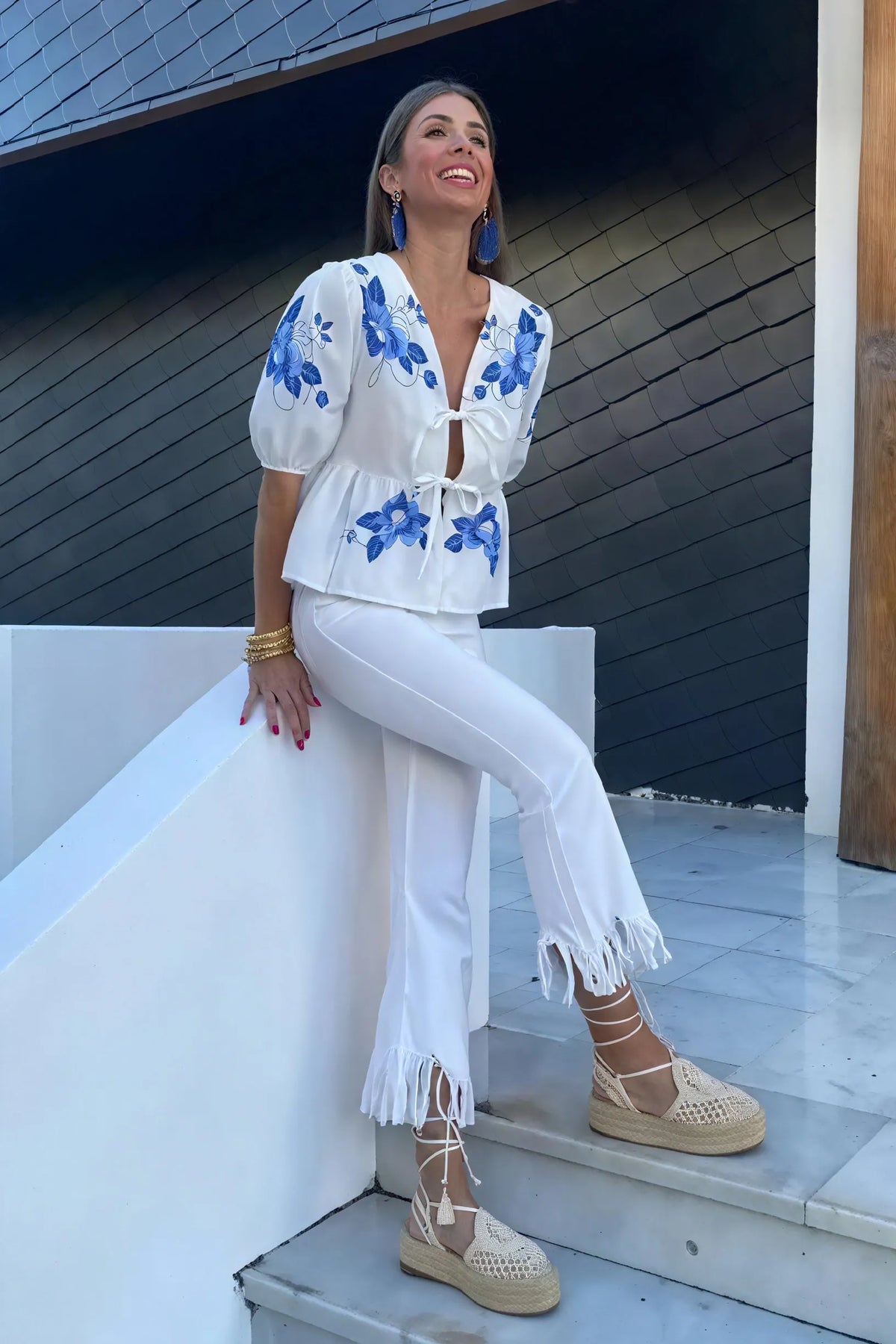 Weiße Bestickte Bluse – V-Ausschnitt & Bindeband