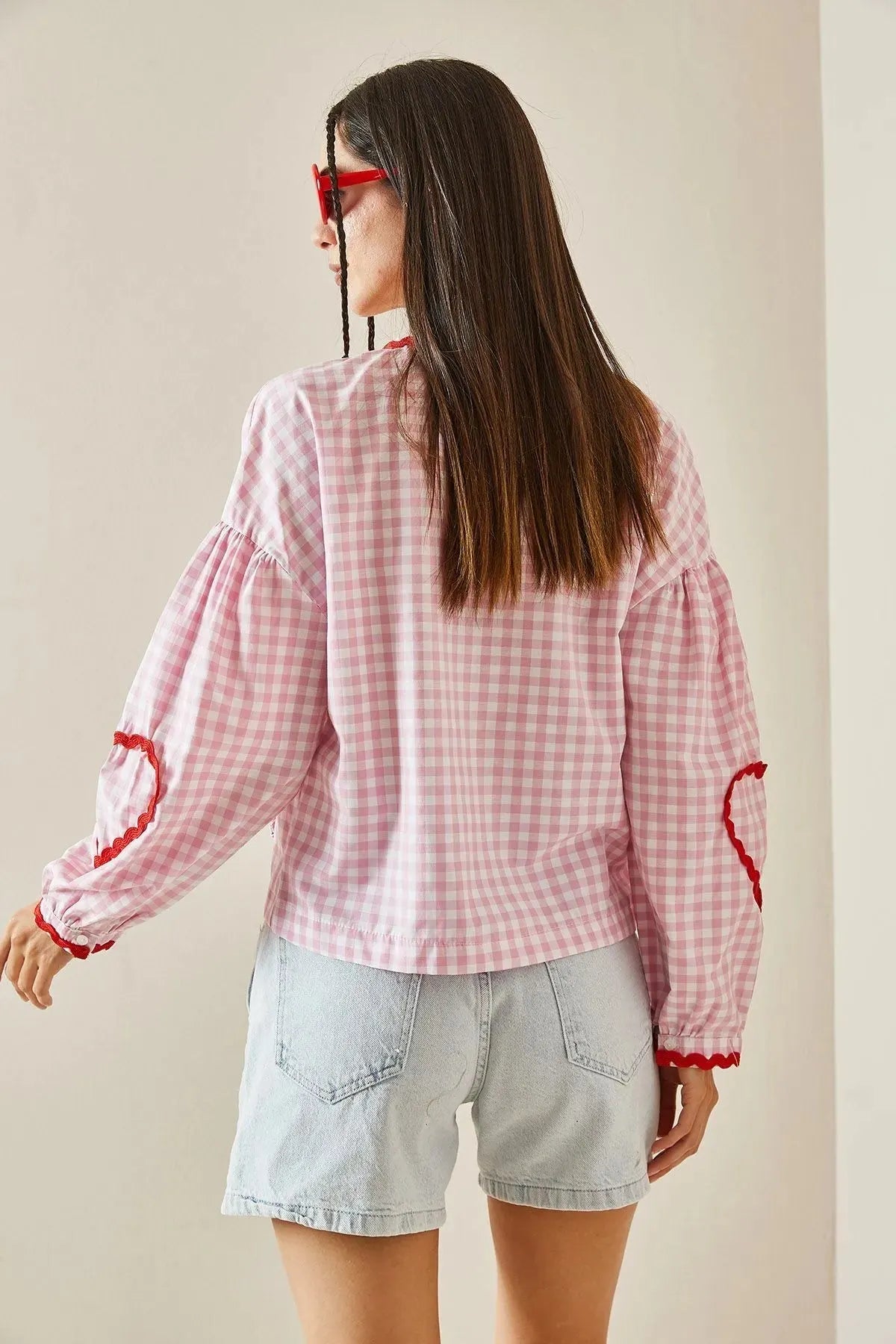 Gingham Bluse – Herz-Taschen & Bindedetail