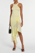 Elegantes Kleid mit asymmetrischem Saum
