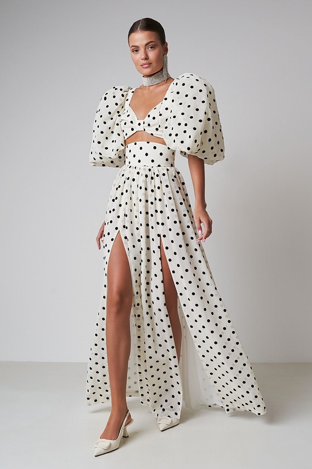 Sommerliches Punktmuster-Kleid mit Schlitz