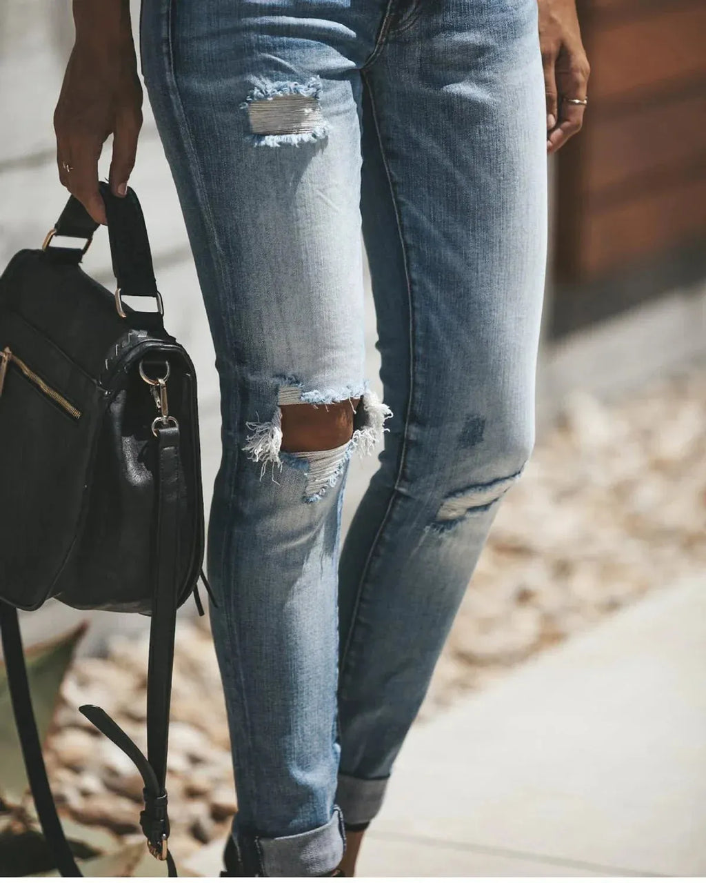 - Hellblaue zerrissene Jeans